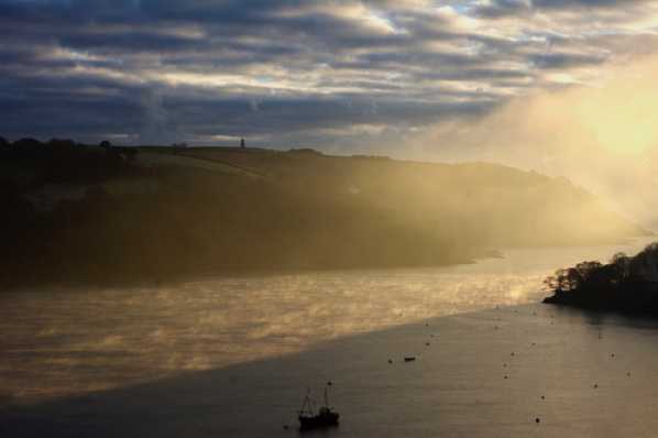 02 December 2016 - 09-30-28.jpg
Mist and sun, that brilliant combination. The low sun shines into the mouth of the river Dart illuminating the list clinging to the river.
#DartmouthLowSun #EarlyMorningMistDartmouth